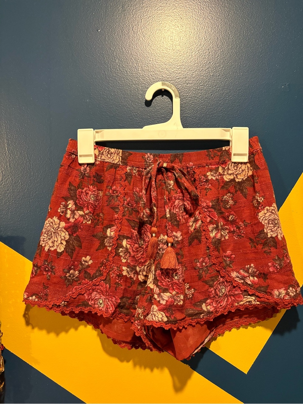 American Eagle Wine Floral & Lace Trim Shorts EUC